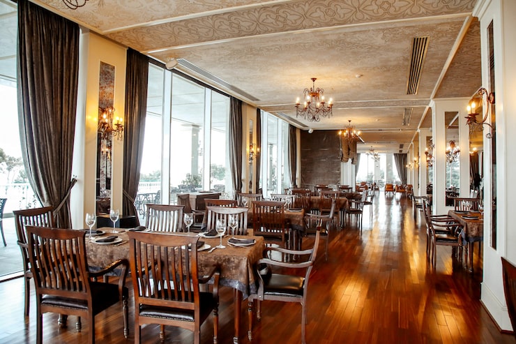 Luksusowe wnętrze pałacowej restauracji